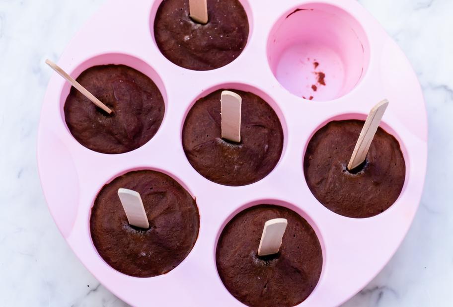 Unvergleichlich lecker: Veganes Schoko-Eis am Stiel