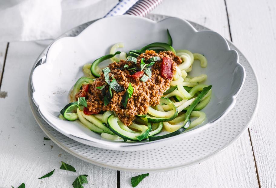 Zucchini-Nudeln mit Paprika-Bolognese