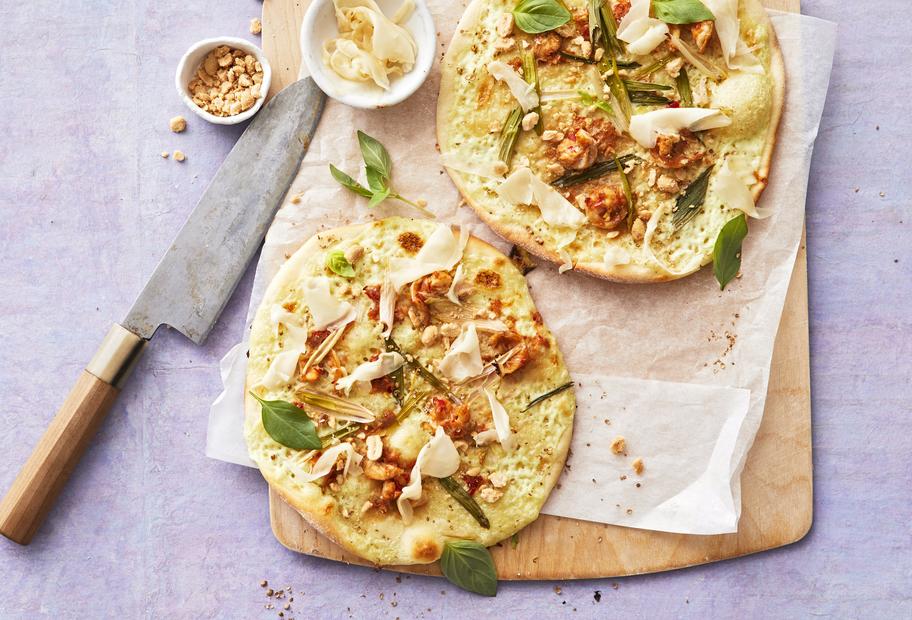 Knuspriger Asia-Flammkuchen mit Garnelen