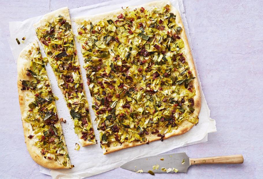 Deftiger Porree-Flammkuchen mit Speck