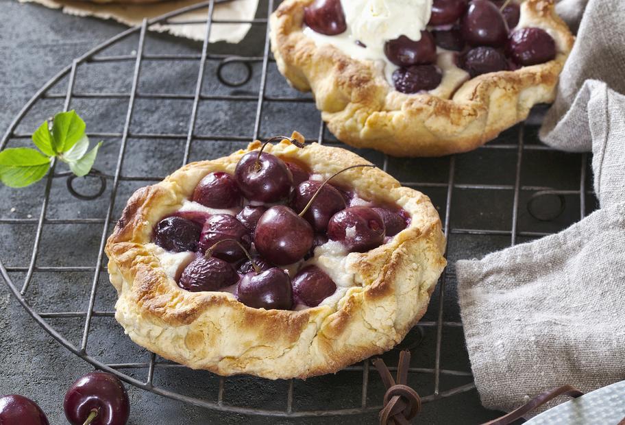 Saftige Kirschgalettes mit Marzipan