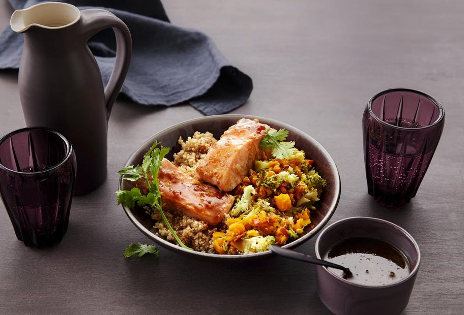 Asiatische Couscous-Lachs-Bowl mit Kürbis