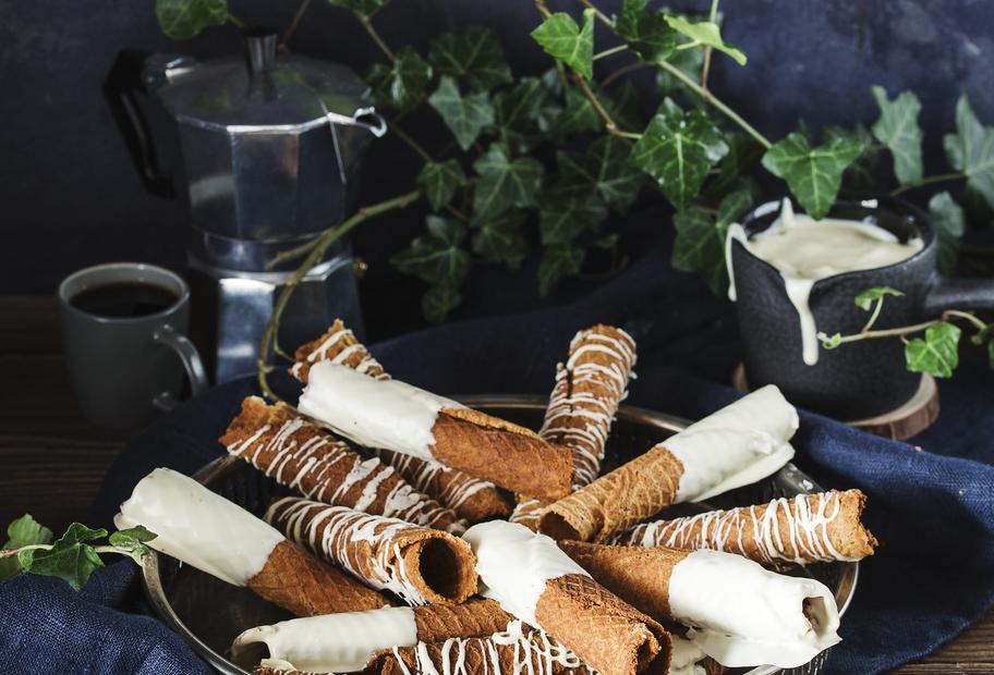Espressowaffelröllchen mit weißer Schokoglasur