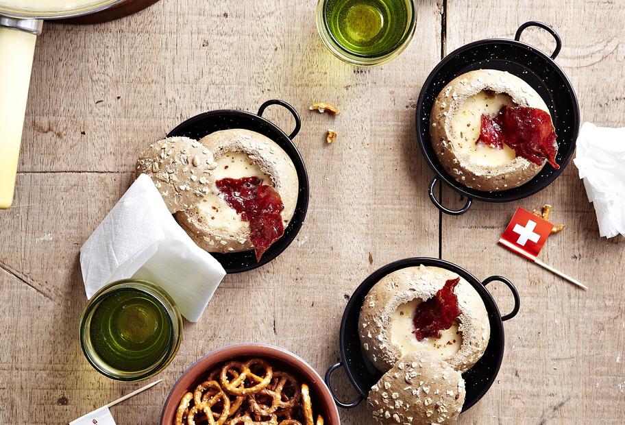 Der Hit für große und kleine Gäste: Party-Fondue im Brötchen