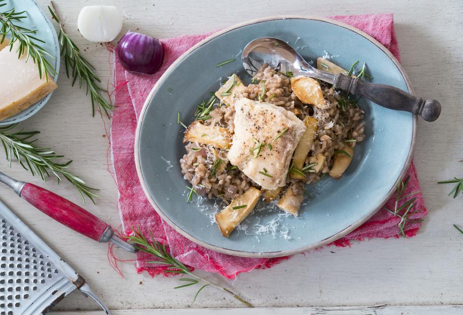 Rotweinrisotto mit Pilzen und Wolfsbarsch