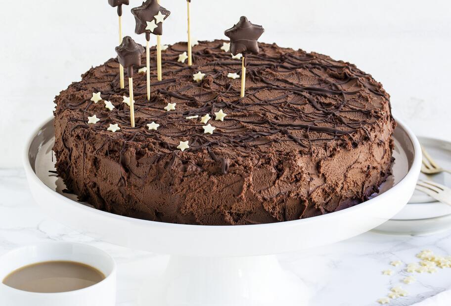 Schoko-Schichttorte mit Sternspießen