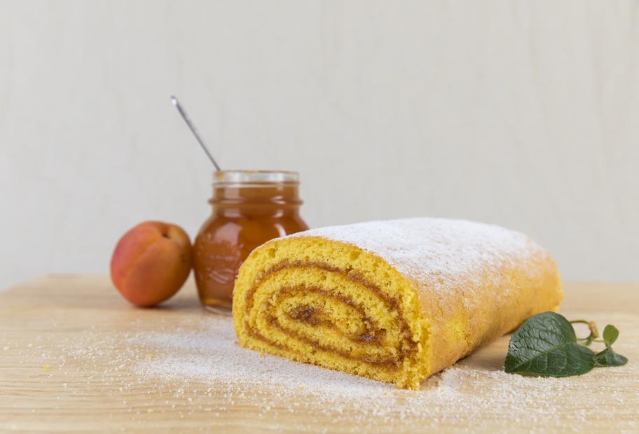 Biskuitroulade mit Marillenmarmelade