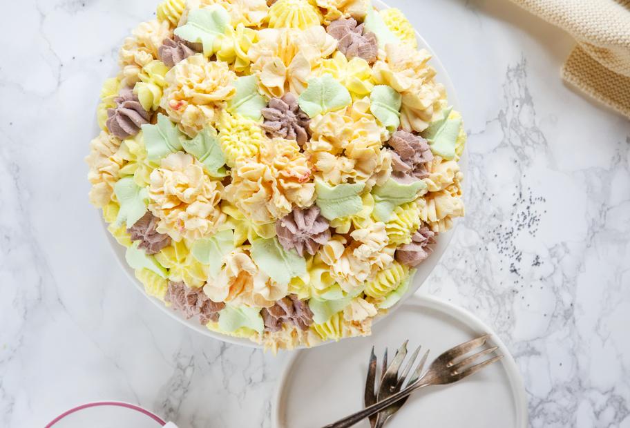 Blumen-Kuppeltorte mit Limetten-Mohn-Creme