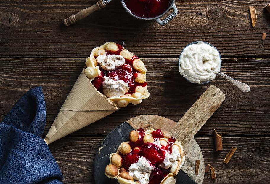 Bubble Waffles mit Zimtsahne und Pflaumenkompott