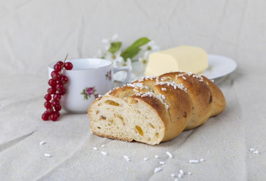 Hefezopf mit Hagelzucker