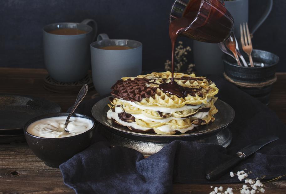 Marmorwaffel-Turm mit Schokosoße