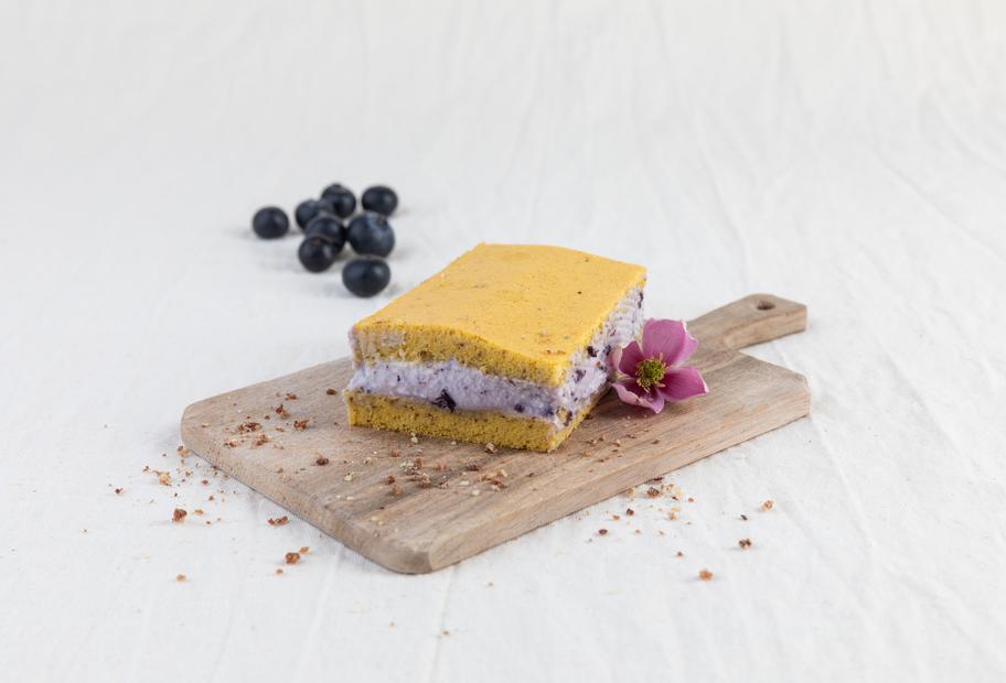 Nussschnitte mit Schwarzbeersahne