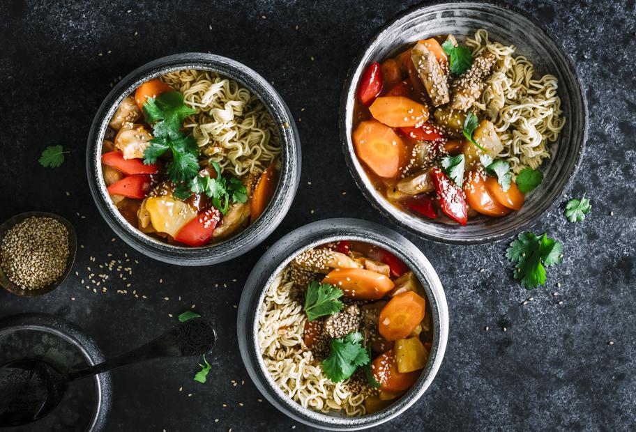 Schweinefleisch süß-sauer mit Nudeln