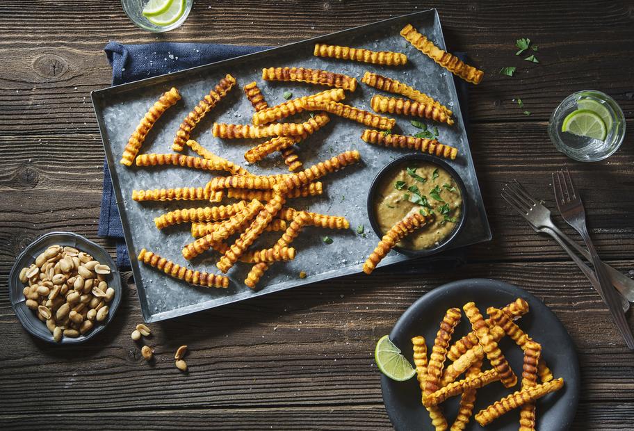 Süßkartoffelsticks mit Kräuter-Erdnusssoße