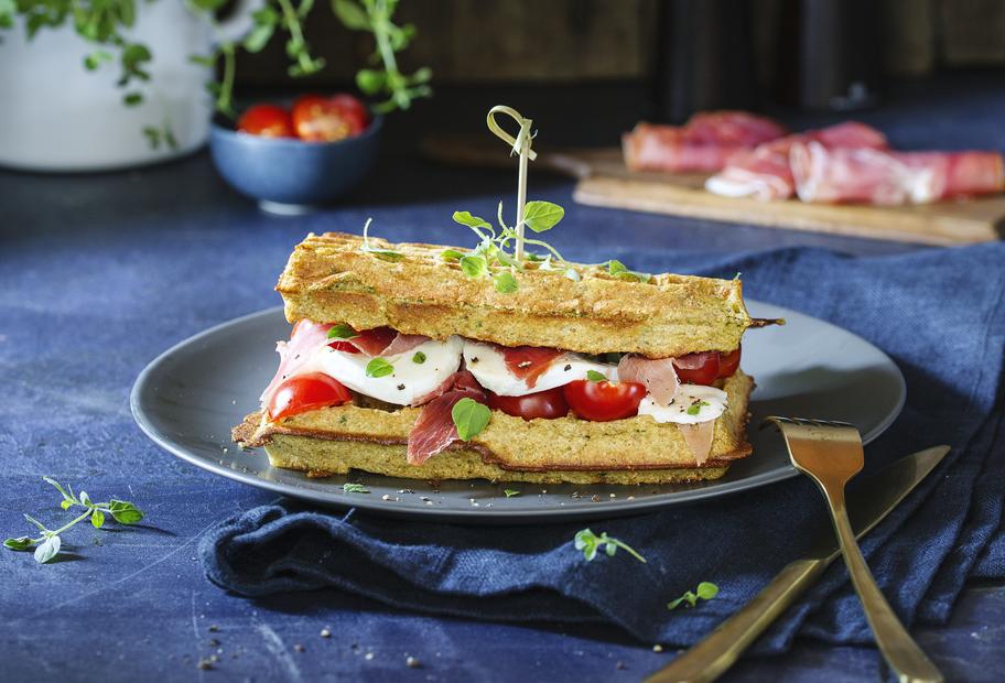 Vollkorn-Kräuter-Waffeln mit Tomate, Mozzarella und Serranoschinken