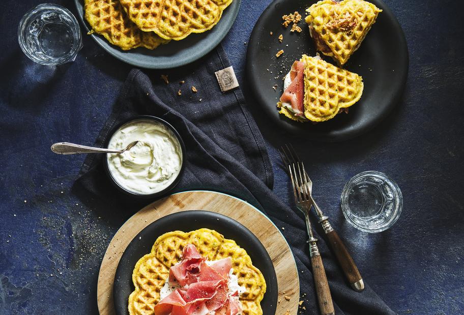 Zucchini-Karotten-Waffeln mit Röstzwiebeln