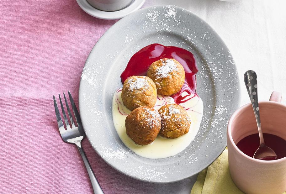 Knusprig frittierte Apfelknödel mit Vanillesoße
