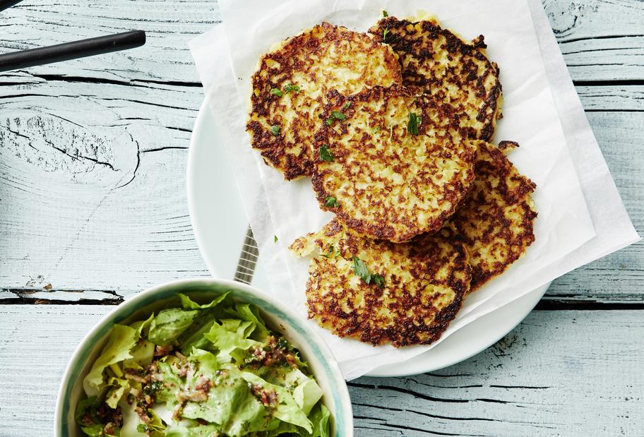 Krosse Kartoffel-Apfel-Puffer mit frischem Beilagensalat