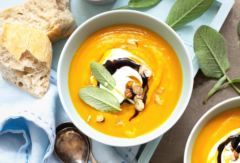 Apfel-Kürbissuppe mit Mascarpone und Kürbiskernöl