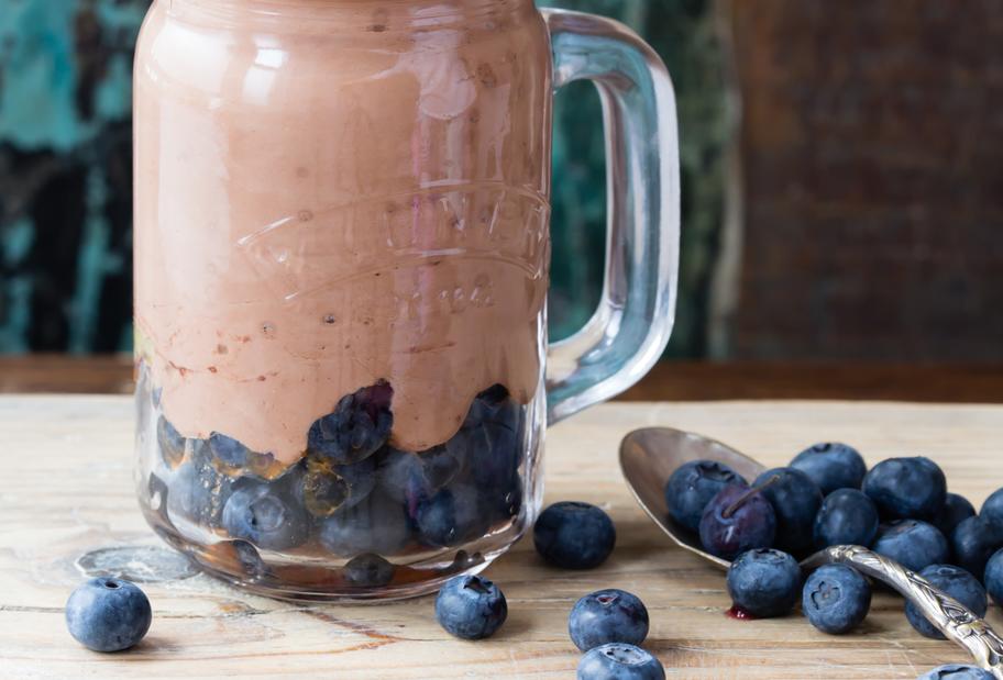 Smoothie-Versuchung ohne Reue: Blaubeer-Schoko-Traum