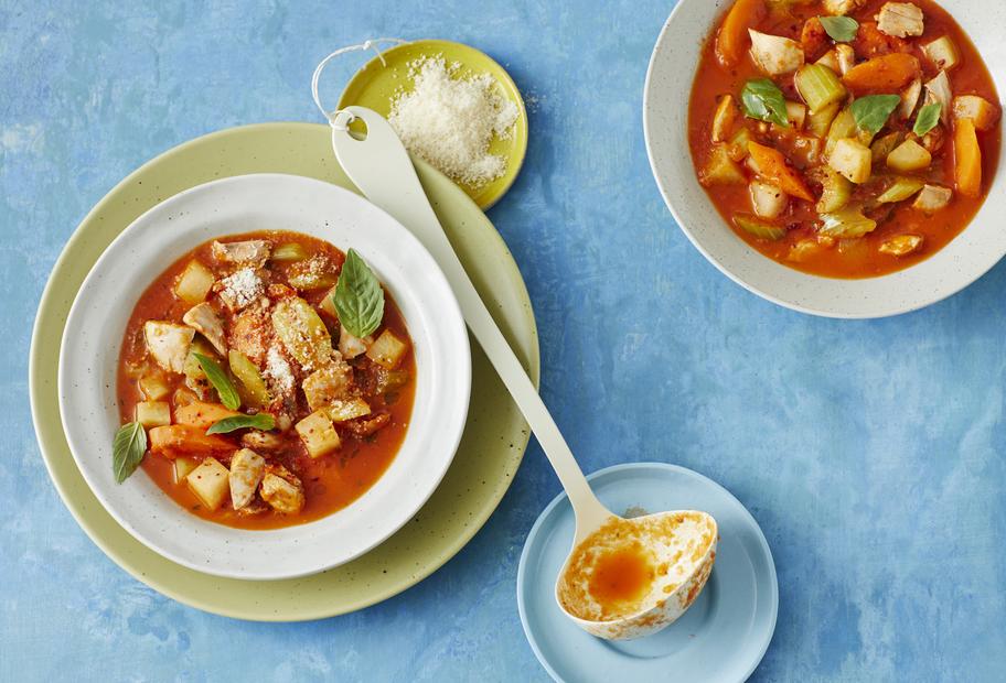 Hähnchen-Minestrone mit buntem Gemüse
