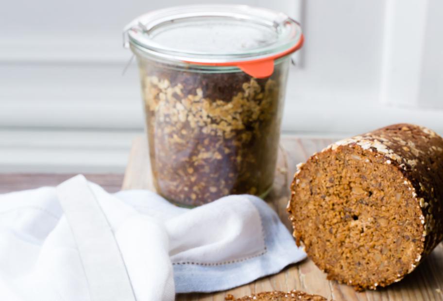 Saftiges Pumpernickel im Glas