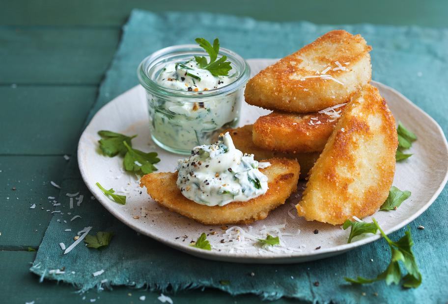 Die knusprigsten Sellerieschnitzel mit Kräuterquark