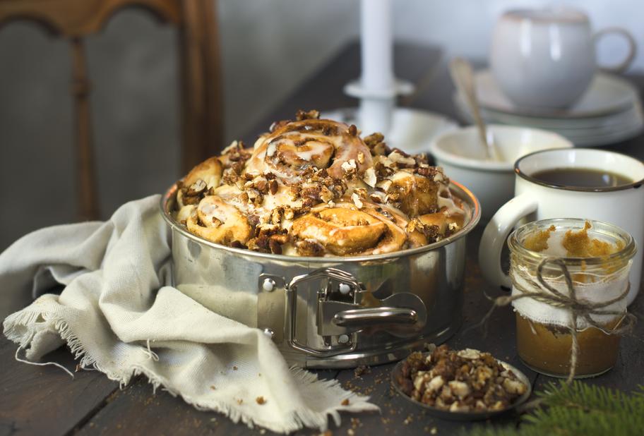 Hefeschnecken mit Spekulatiuscreme und gebrannten Nüssen