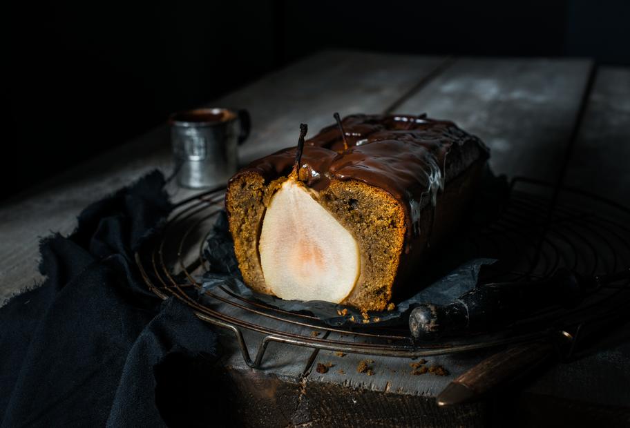 Lebkuchen mit pochierten Birnen