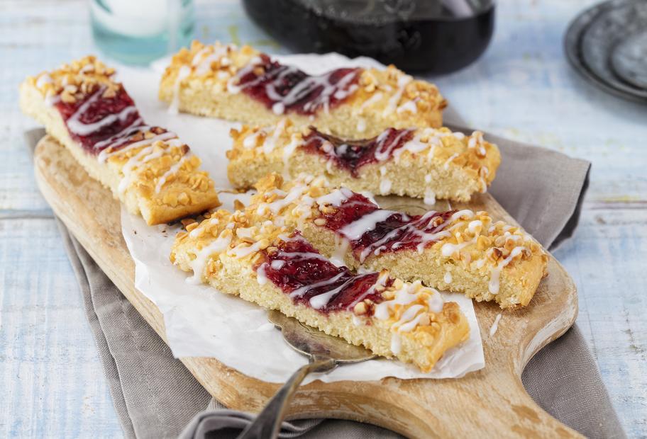 Mandelstreifen mit Holunder-Punsch-Gelee