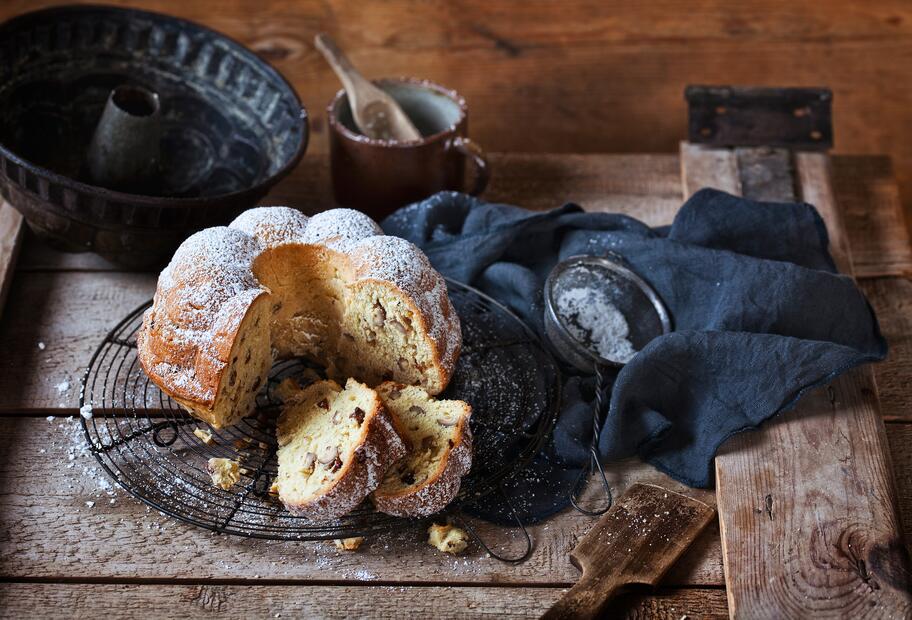 Marzipan-Gugelhupf mit Haselnüssen