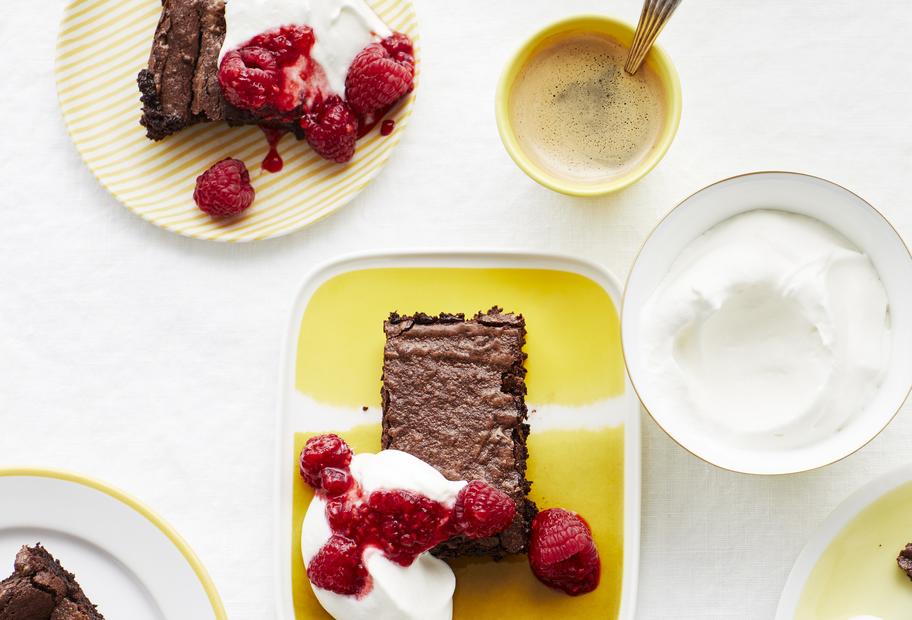 Fudgy Brownies mit Himbeeren