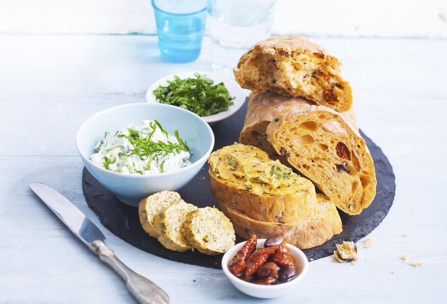 Italienisches Ciabatta mit zweierlei Aufstrich