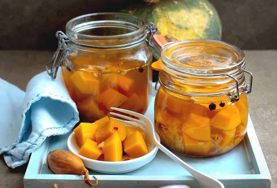 Eingelegter Kürbis mit Peperoncini