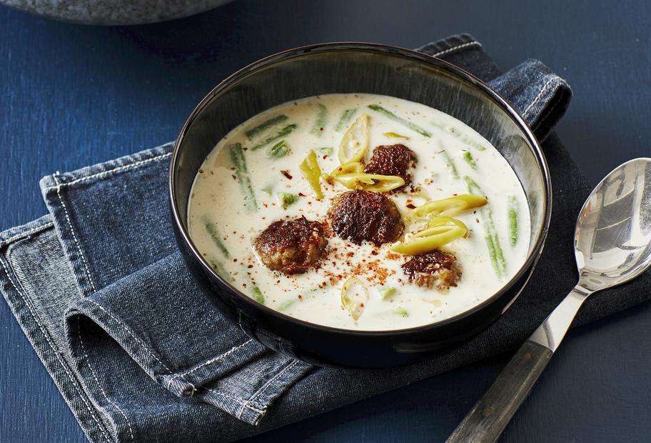 Sahnige Feta-Cremesuppe mit Lammhackbällchen
