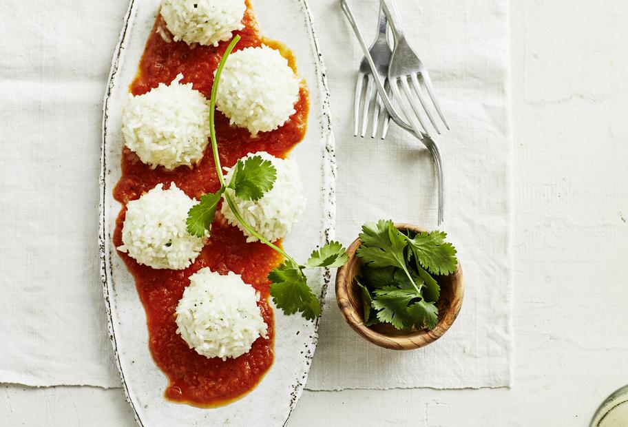Gedämpfte Hähnchenbällchen mit fruchtiger Currysoße
