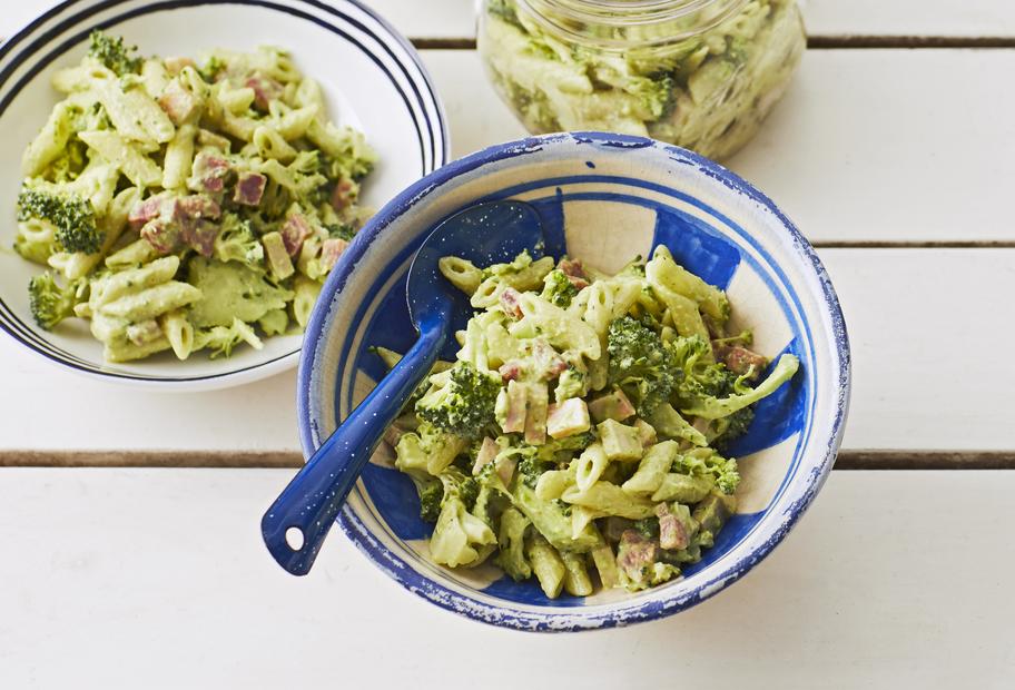 Grüner Nudelsalat mit Brokkoli und Speck