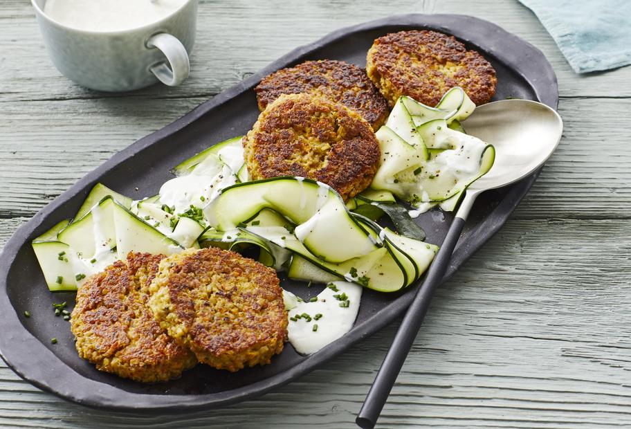Grünkernfrikadellen auf Zucchinisalat