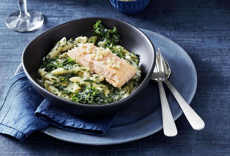 Würzige Grünkohl-Pasta mit Lachs