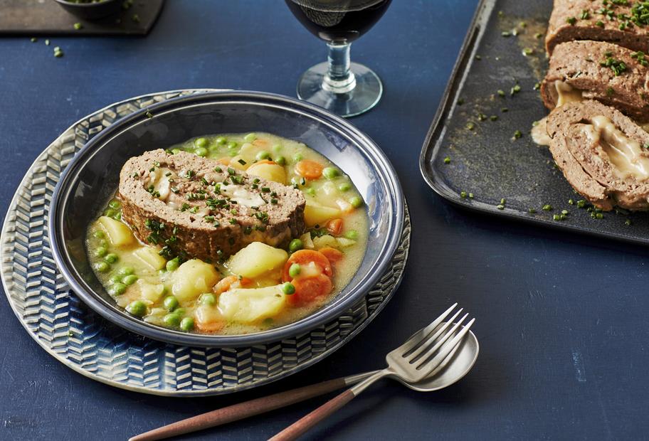 Würzige Hack-Käse-Rolle mit buntem Gemüse