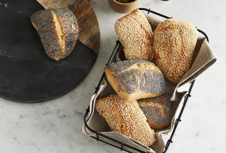 Lockere Joghurtbrötchen mit Sesam und Mohn