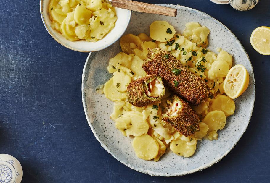 Crispy Käse-Schinken-Röllchen mit Kartoffelsalat