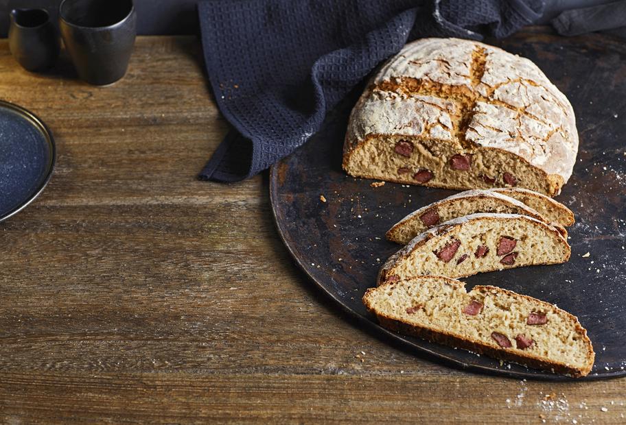 Würziges Kohlbrot mit Cabanossi