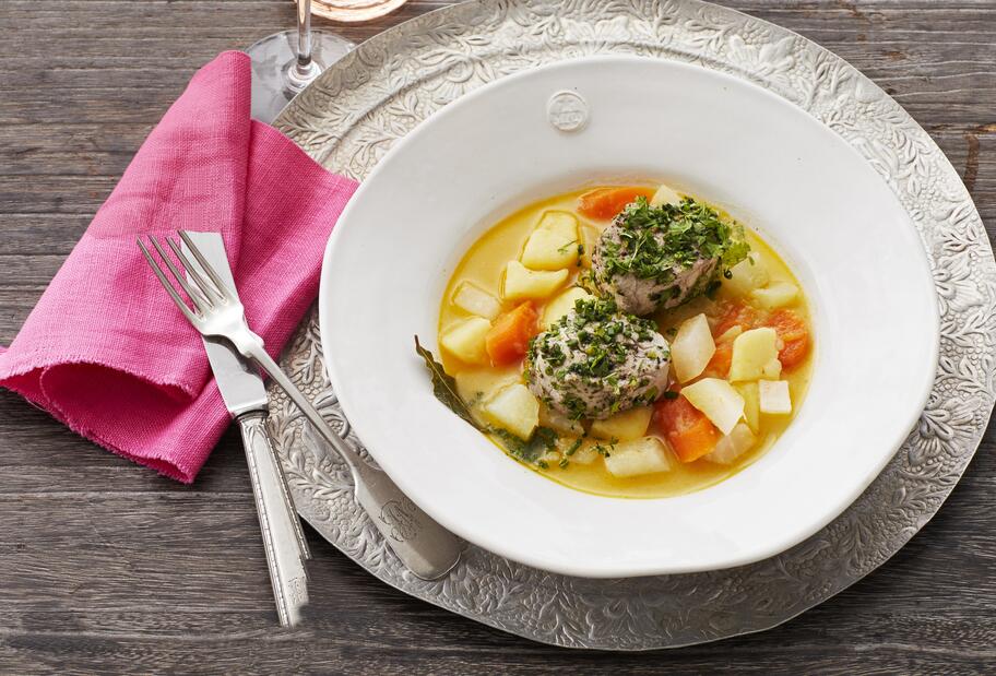 Kräutermedaillons auf Bouillongemüse