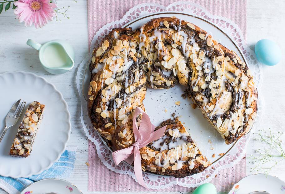 Hefekranz mit Mohn-Marzipan-Füllung