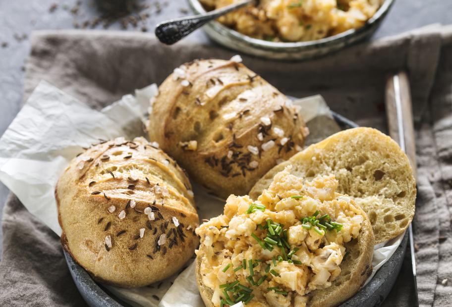 Kümmelbrötchen mit Obazda