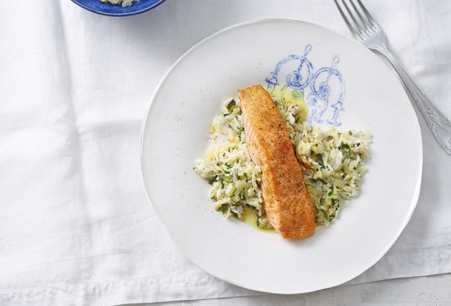 Zarter Lachs auf lockerem Zucchinireis