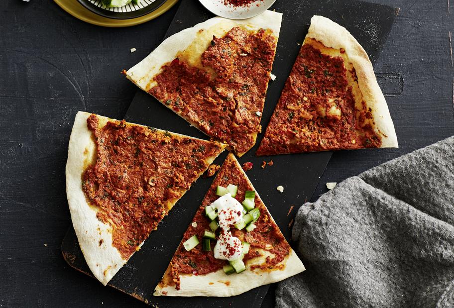 Türkische Pizza mit Hähnchen (Lahmacun)
