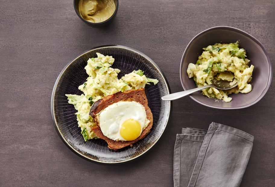 Leberkäse und Ei mit Wirsing-Kartoffel-Stampf