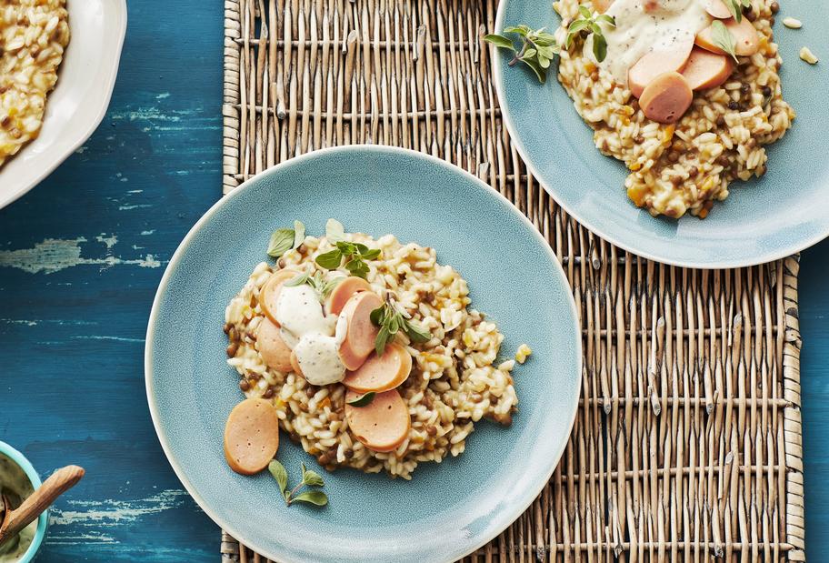 Würziges Linsen-Risotto mit Bockwurst